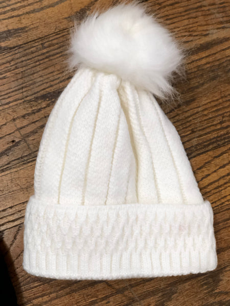 Beanie -with yarn pom